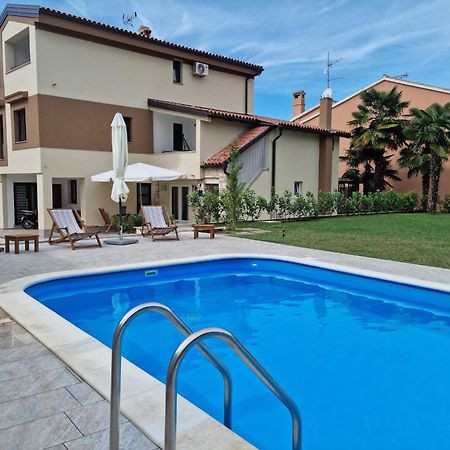 App Sandro With Common Pool Poreč Exterior foto
