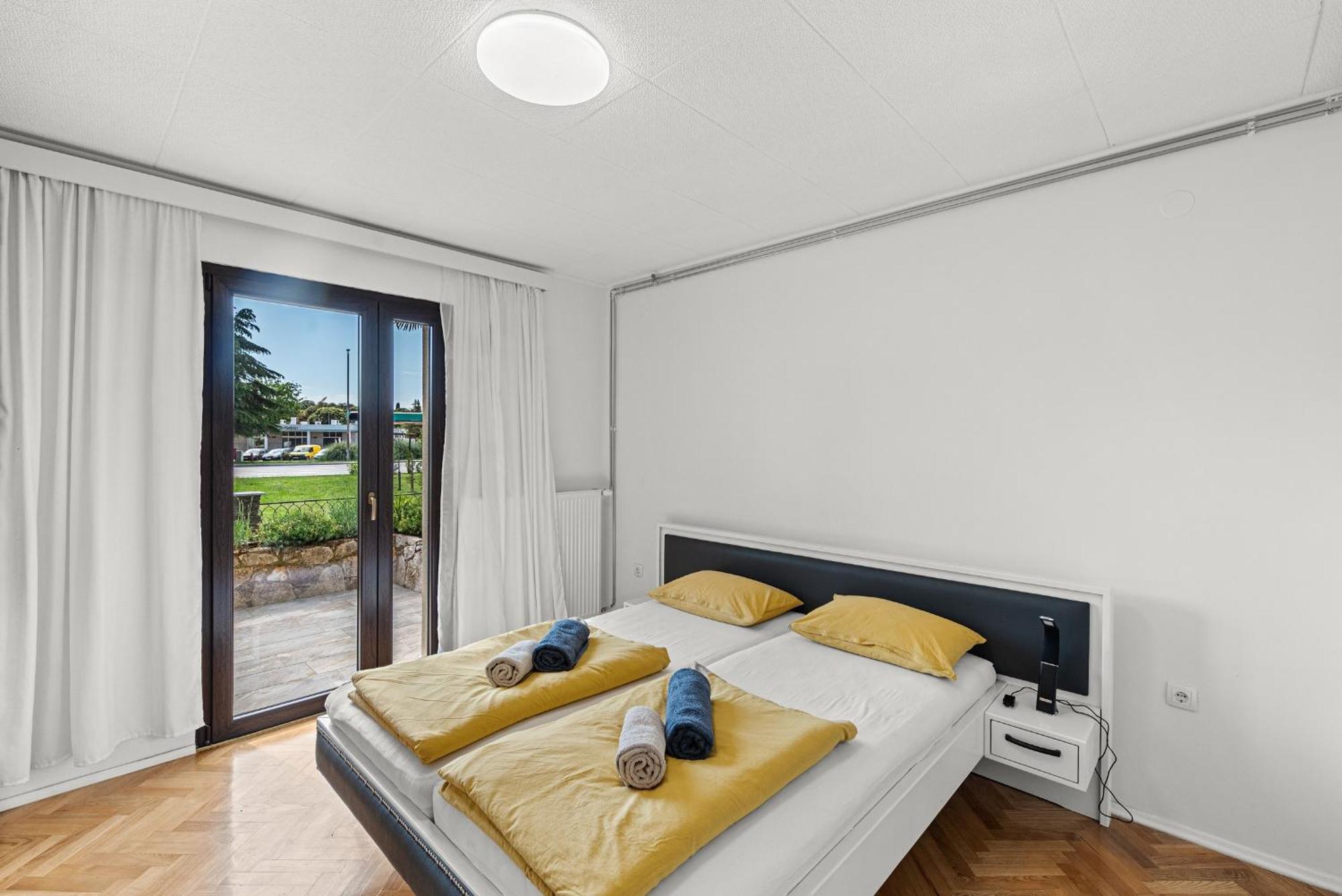 App Sandro With Common Pool Poreč Exterior foto